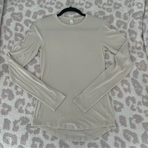 Lululemon Hold Tight Long Sleeve Shirt in Bone 4 EUC - Picture 3 of 3